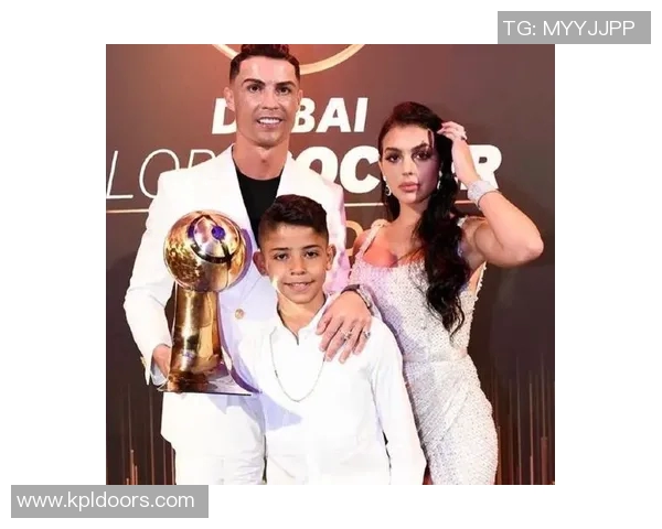 2018年足球明星盛装出席活动展现风采与魅力的精彩瞬间